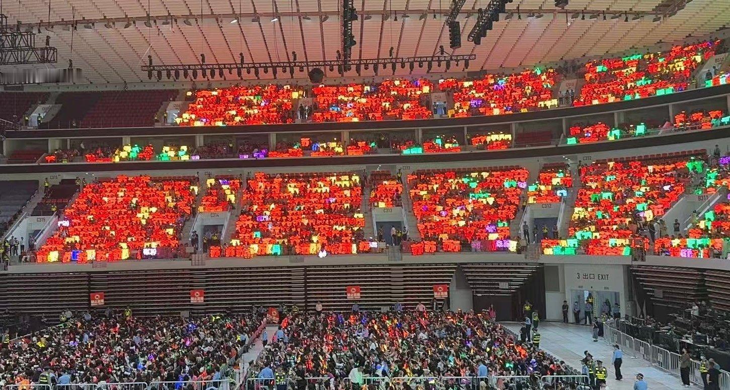 灯牌TOP登陆少年演唱会首页刷到的最多的都是红海了，是谁的应援色啊 ​​​