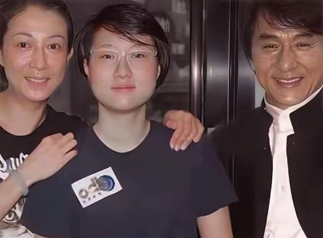 我就知道，成龙一定会认自己的女儿卓林。虽然卓林曾经说：不要叫我小龙女，请叫我卓林