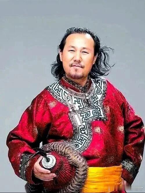 腾格尔才是歌手初代守门人腾格尔外表豪迈内心柔软可爱，唱功十分出色，很早之前就与各