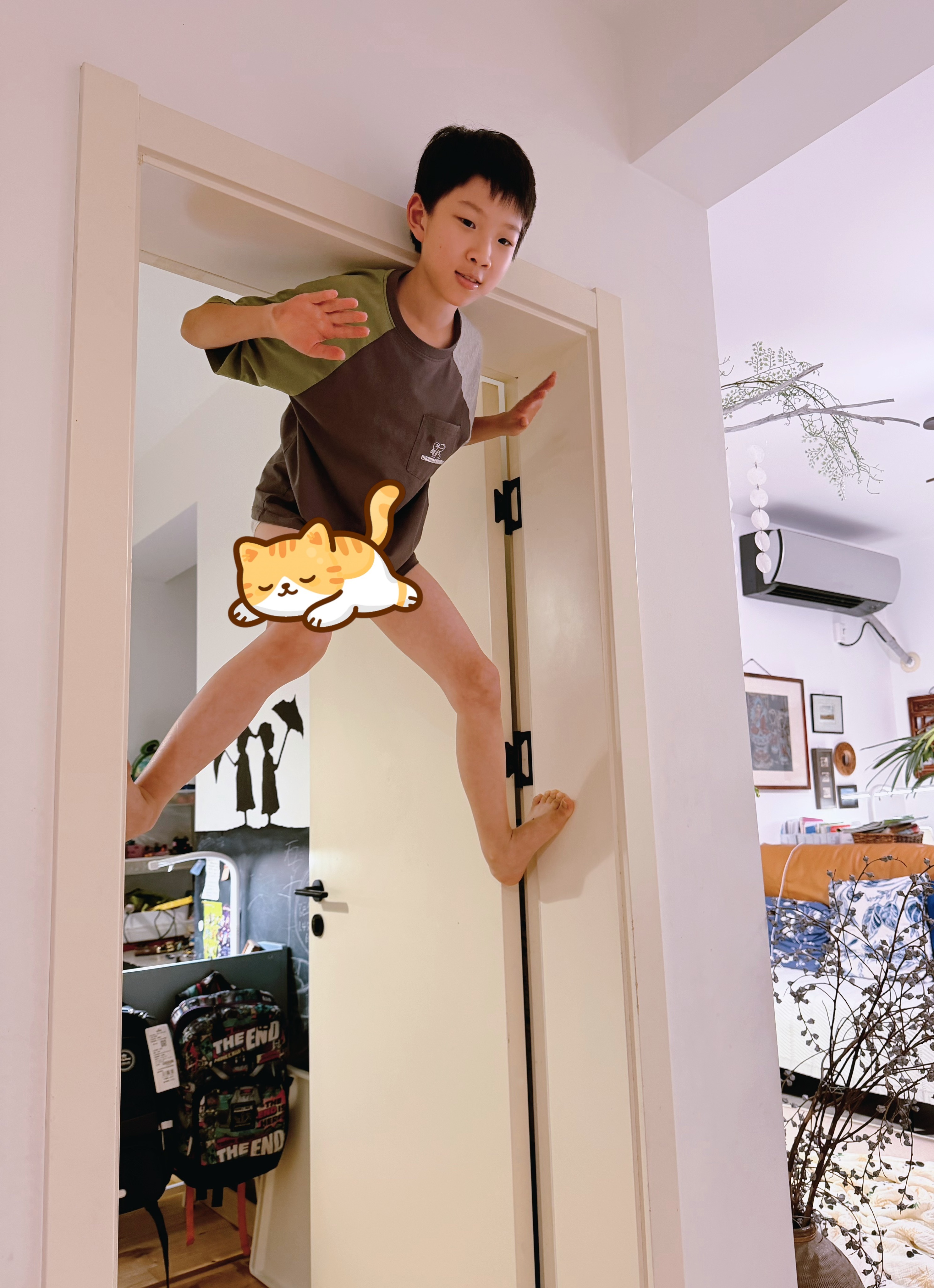 我在吃饭，他在我背后喊，我回头一看，人已经快上房顶了。小学生小添