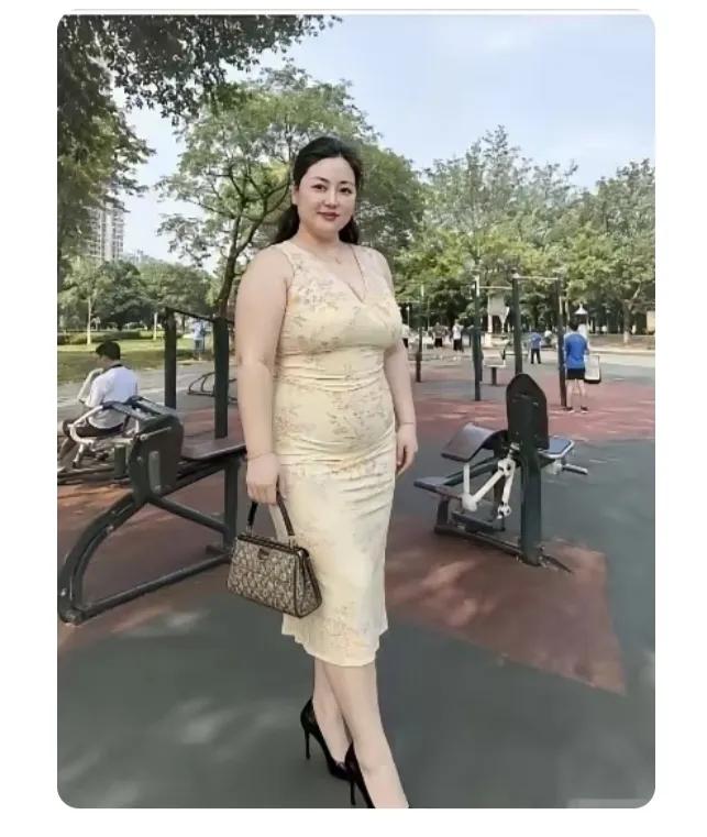 哇哦！瞧这肥硕的身形，估摸体重有180斤了吧！
虽说这身材是胖了些，可五官看着还