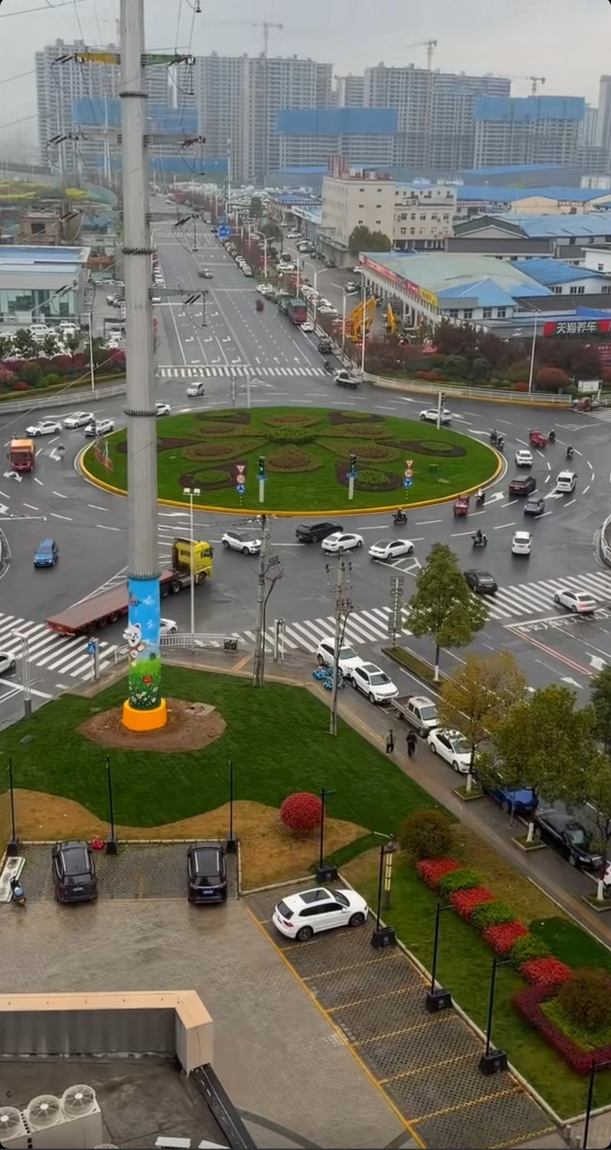 安康有几处的交通让人搞不懂。转盘安着红绿灯的，汉江一桥江北桥头转盘，秦岭大道与创