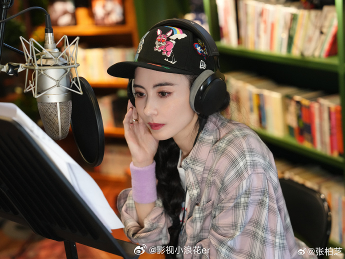 哇塞！张柏芝投身《一路繁花》主题曲录制，曝光的录音照超吸睛。相信她能凭借实力，让