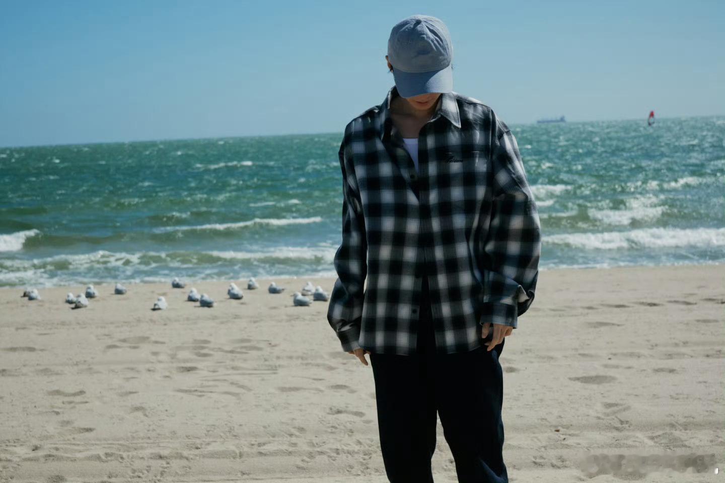 王俊凯海边花絮浪声温柔，少年明朗。王俊凯海边花絮藏着最治愈的美好，清爽干净，一眼