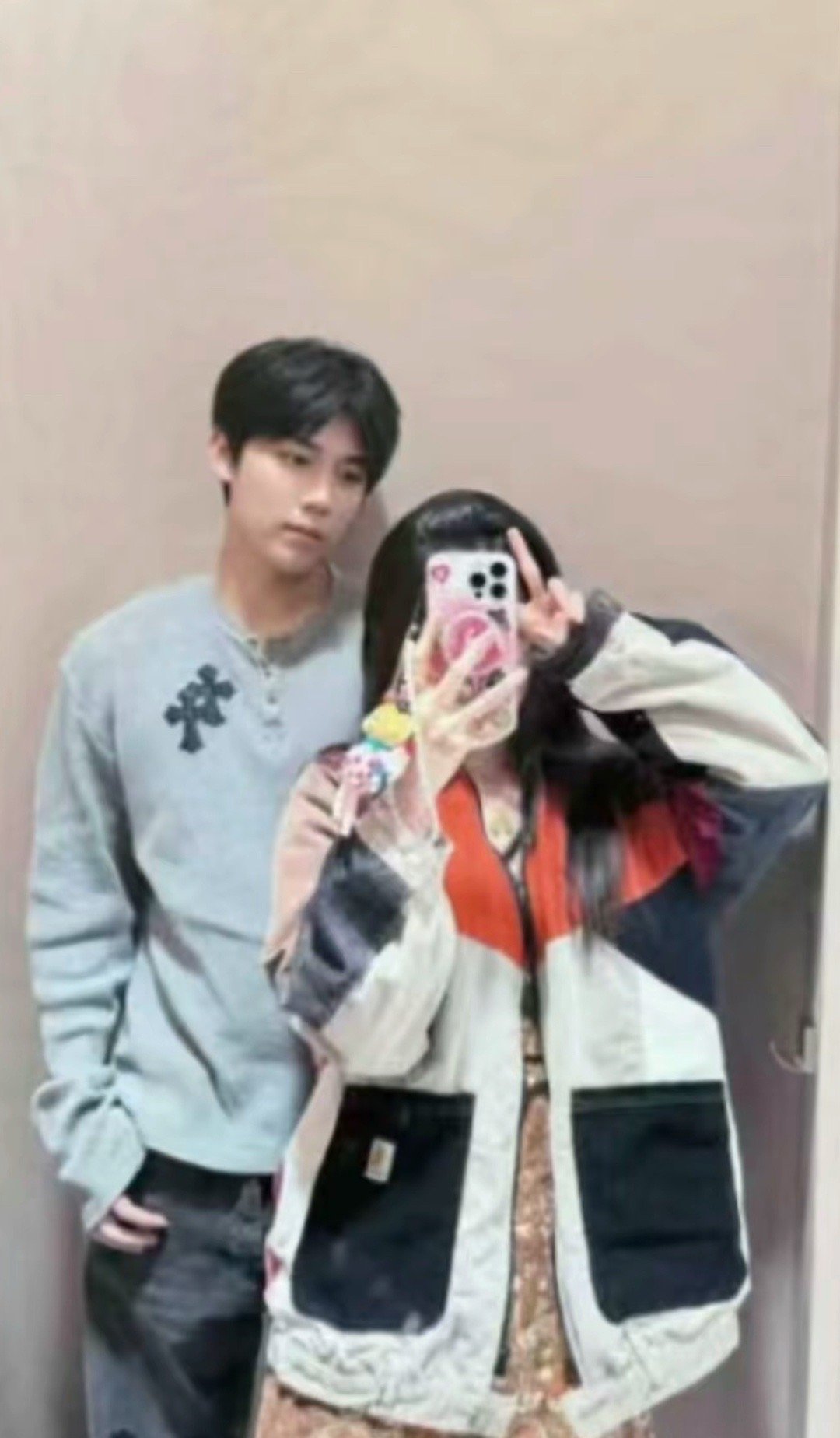 #网友扒出韦雪男友正面照#韦雪直播过程中，男友戴口罩露面了几秒，结果网友直接扒出