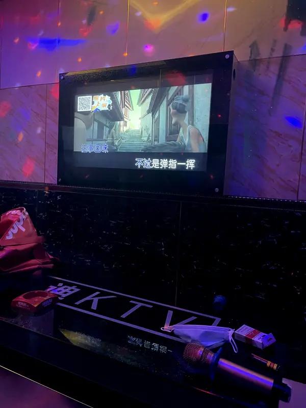 曾经火遍大江南北的KTV，如今却风光不再。天眼查数据显示，过去7年中国KTV相关