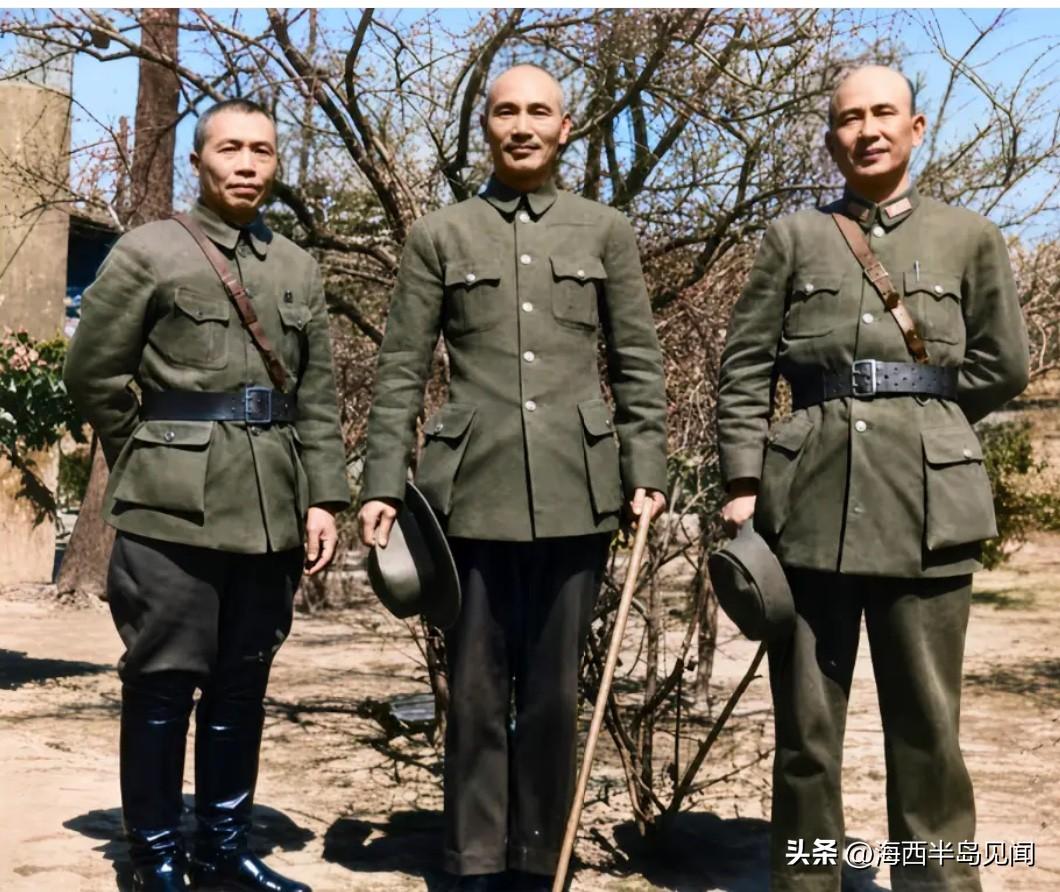 这三位是在抗日战争时期，指挥台儿庄大捷后的一张合影。中间这位一看便知是蒋介石，如