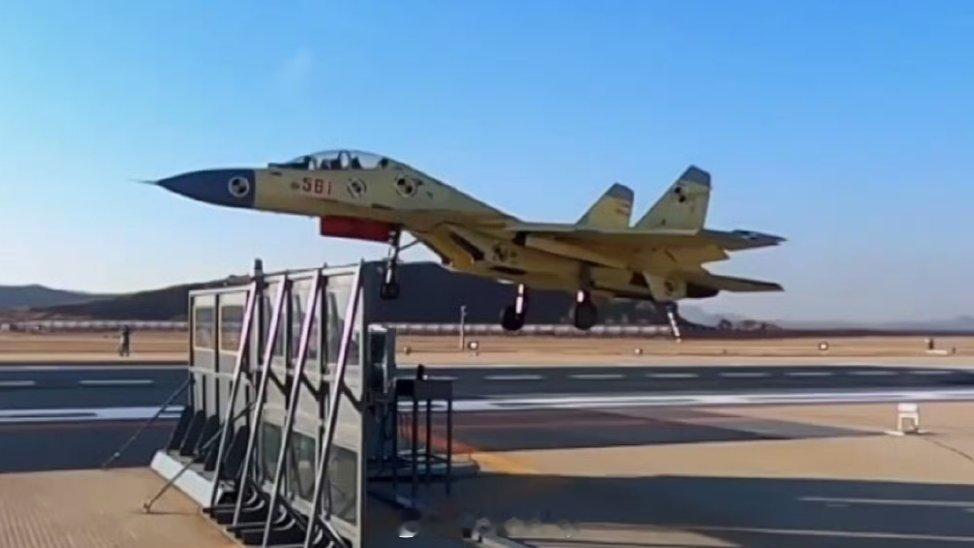 561号歼-15S原型机190视角