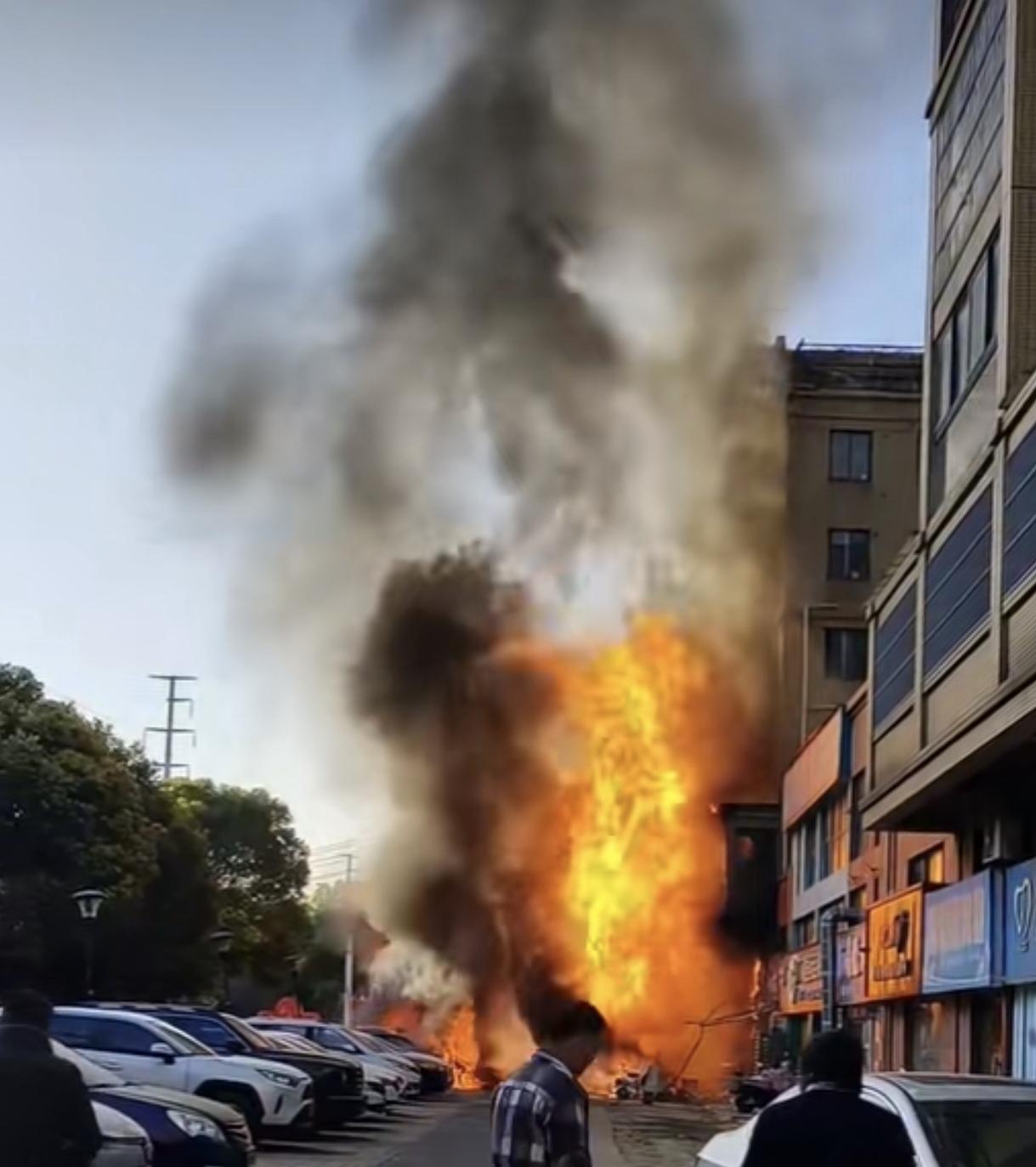 以后经营性的充电桩
一定要远离小区，
不然钱被别人挣走了，风险给住附近的人担起来