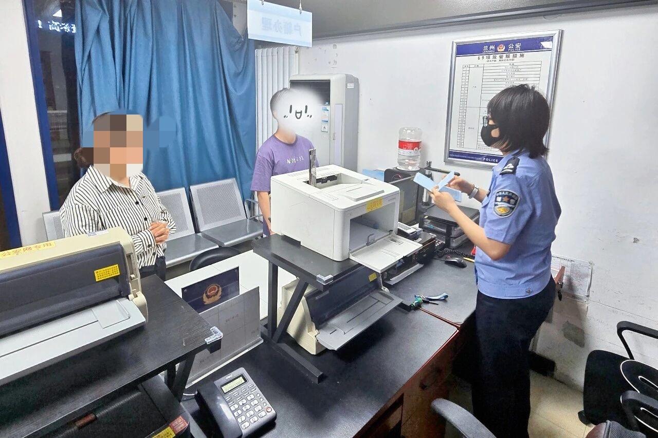 地点：兰州市
高考前夜身份证遗失！兰州民警连夜加急办证太暖心

6月6日晚，兰州