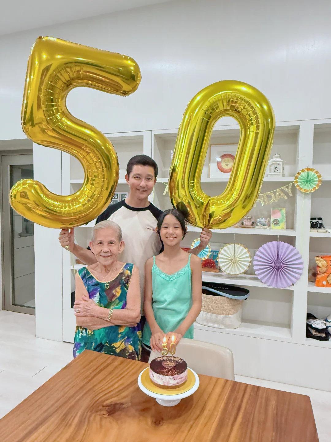 “台偶剧王子”立威廉在新加坡家中和妈妈、女儿一起庆祝50岁生日，他穿着一身休闲服