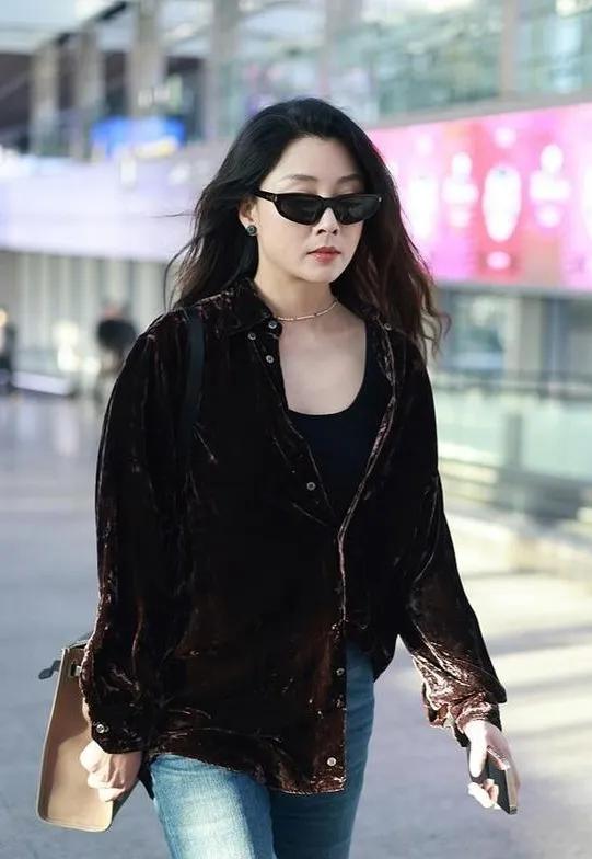 45岁殷桃增肥后状态太惊艳了！
 
45岁殷桃增肥后的机场路透直接看呆，一改往日