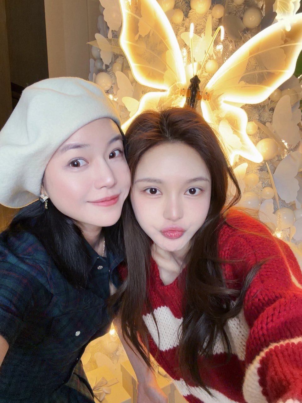 陈妍希周扬青合照这是什么梦幻联动啊🎄 两位美女一起过圣诞也太养眼了吧！氛围感直