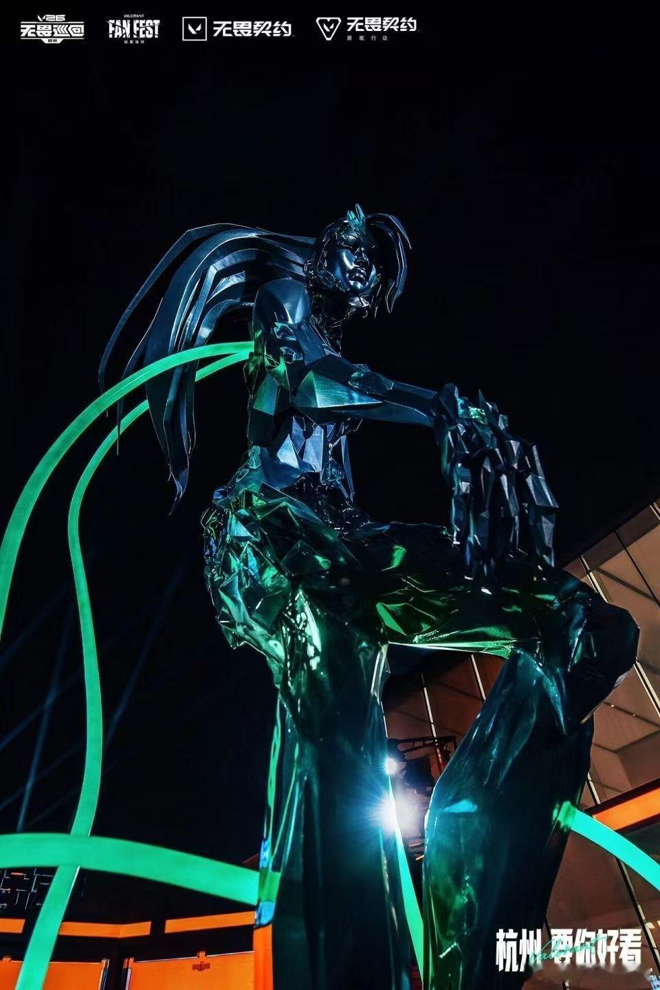 谁懂啊！无畏契约杭州时装周 也太炸了。巨型贤者雕塑、3D打印饰品、黑红潮服齐登场