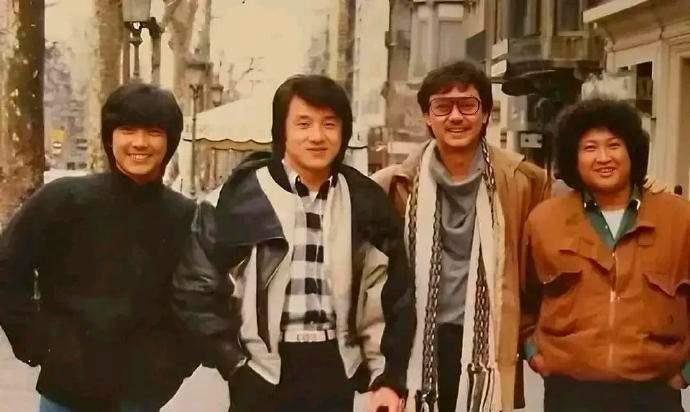 我敢打赌：这张珍贵的老照片里，98%的人都认不全里面的港星！
我只一眼认出了成龙