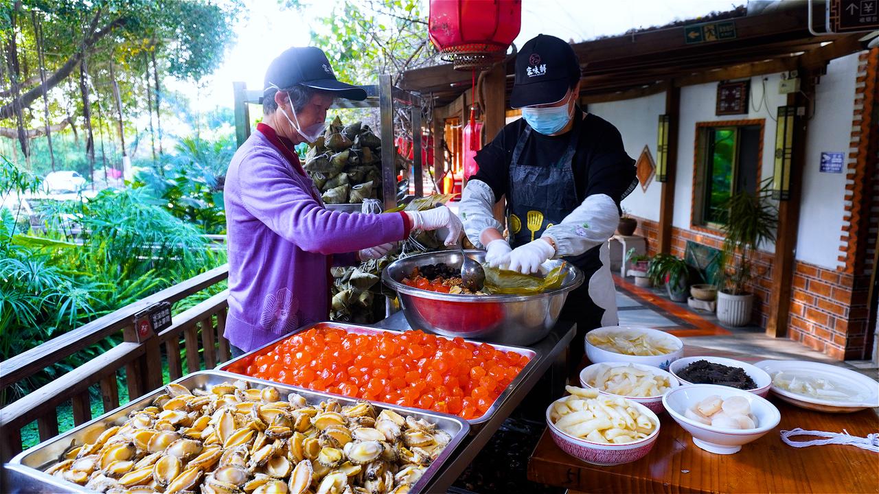 阿嬷用料极为考究，鱼翅、海参、鱼胶、澳带、鲍鱼等山珍海味多达15种，海鲜分量甚至