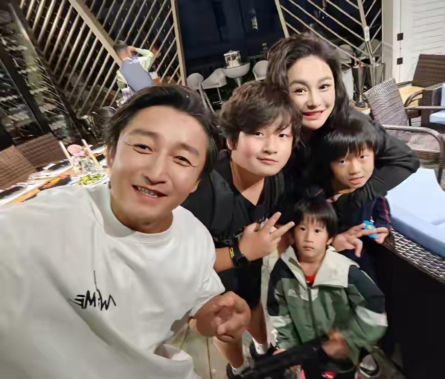 这拍照技术也没谁了，一家人合影，邹市明小儿子的头被拍得好小，颇有大头爸爸小头儿子