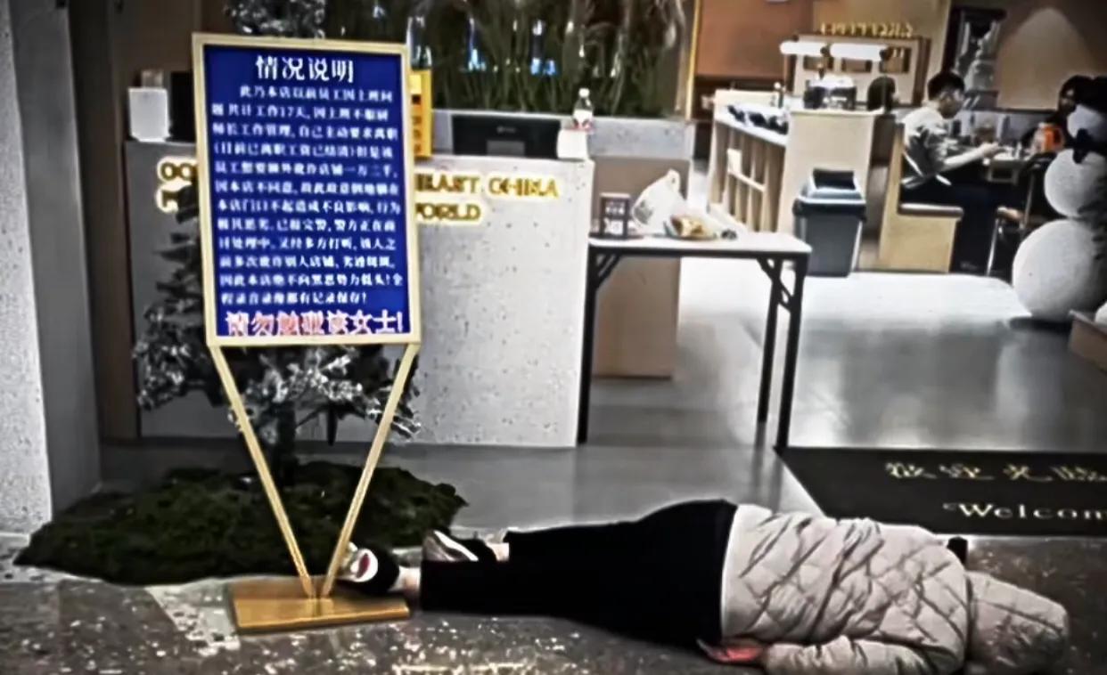 本以为躺下就能让老板乖乖掏钱，可没想到老板一招就把店铺从无人问津变成了网红打卡点