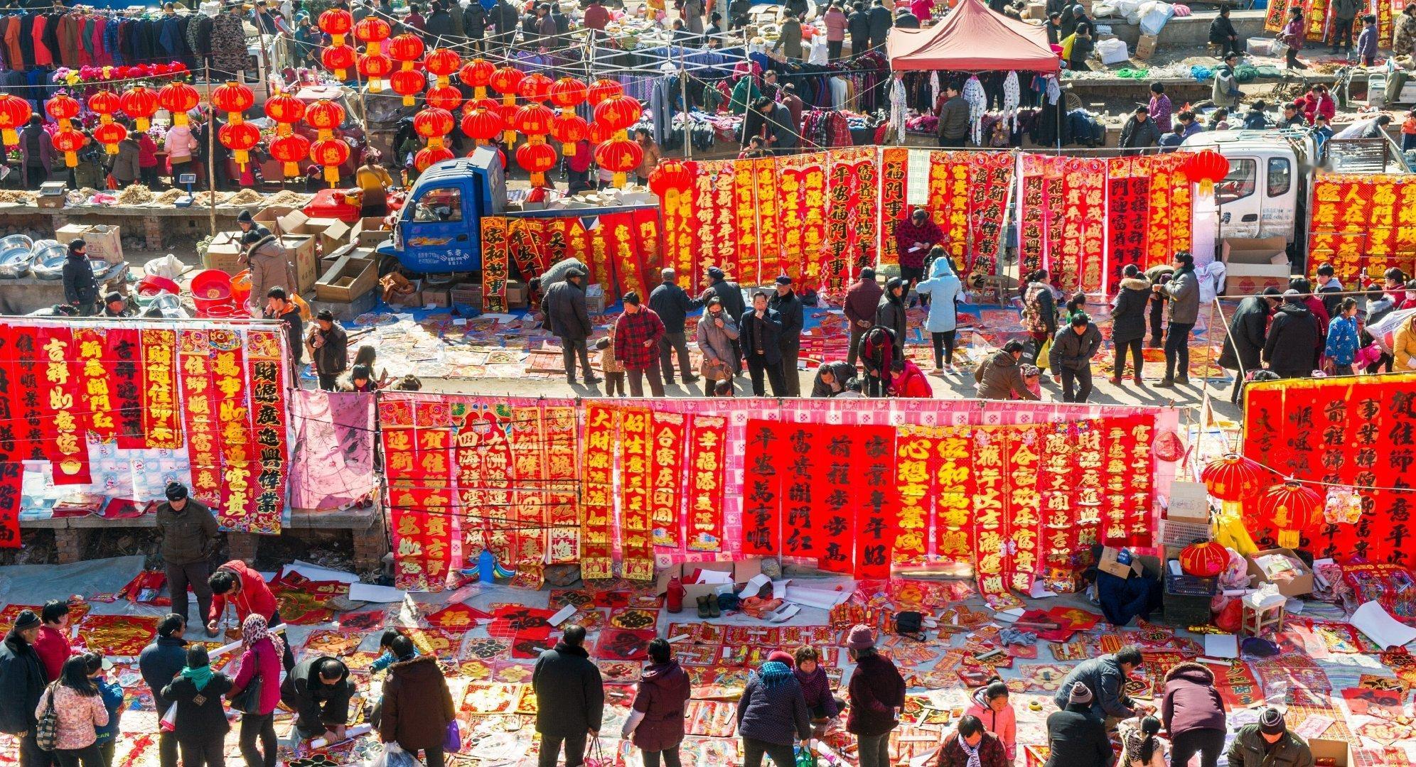 为何国人偏爱大红大黄传统色 传统色系大红大黄，彰显中国独特韵味。春节申遗成功，中
