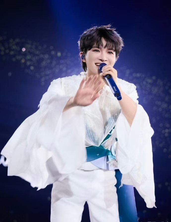 周深有自己的我只在乎你 周深这采访太暖啦！香港演唱会后说《地球没有你》像和歌迷的