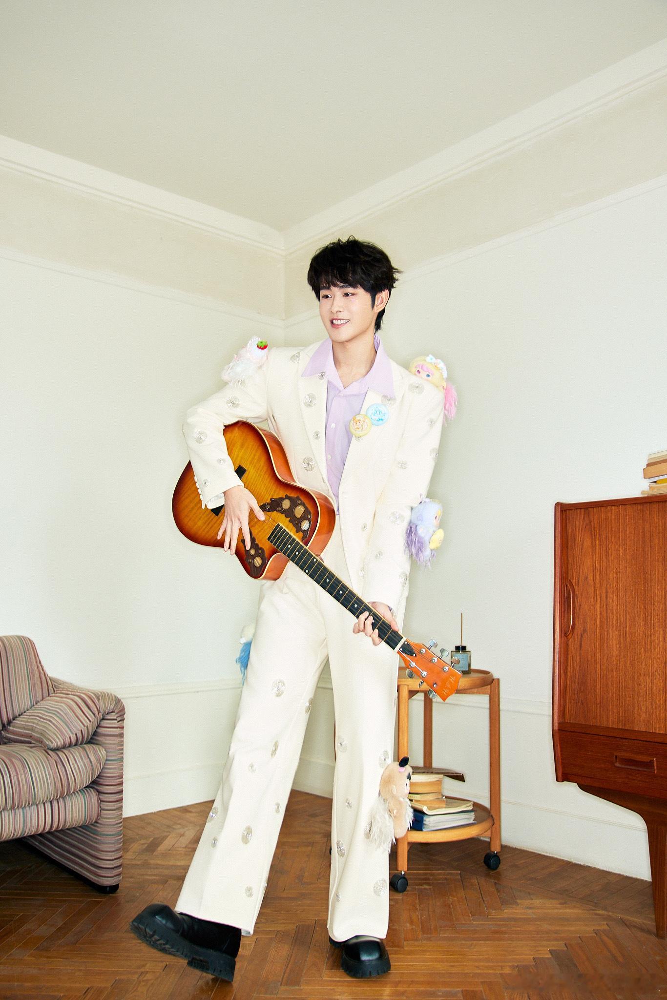 田嘉瑞新年的第一个盲盒是田嘉瑞帮我拆的 别人都有田嘉瑞亲拆的盲盒，我却只能对着屏