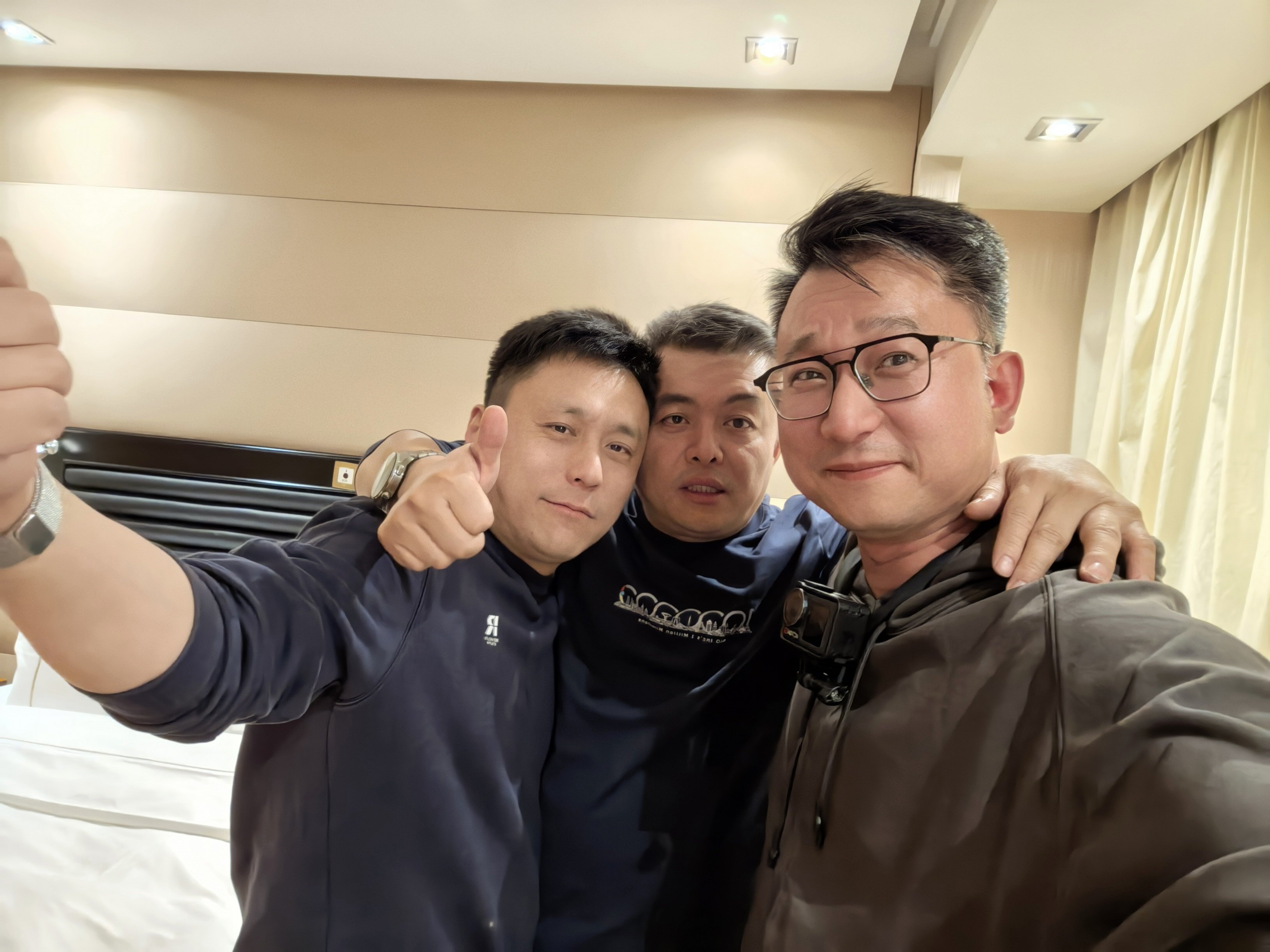 电车老友记的百万朋友圈开始开花结果1.光伏刘总的太阳能铺满编织袋王总的工厂2.玻