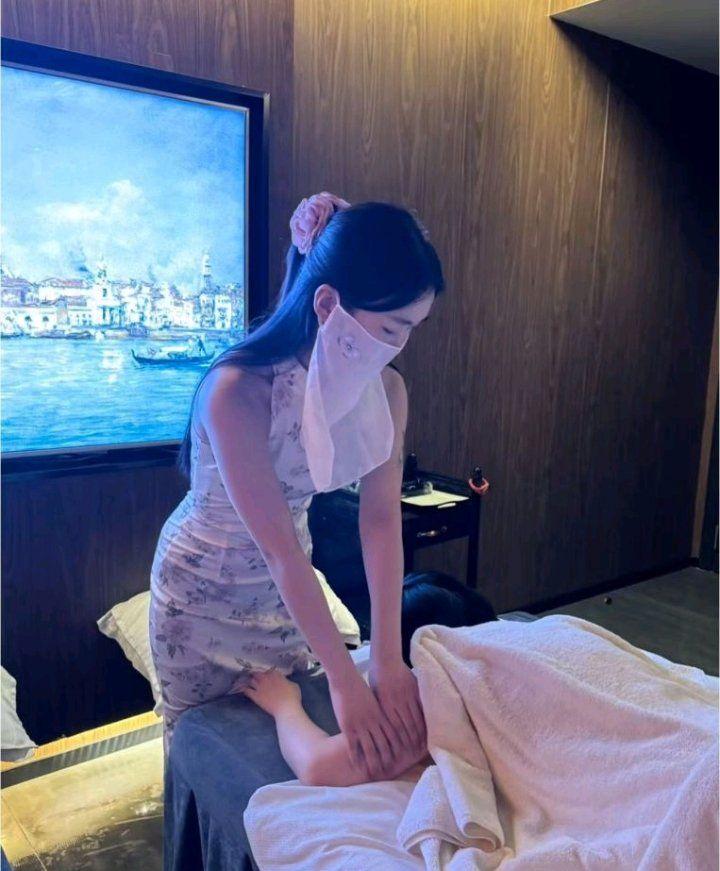 一位女技师说:有些男人来推油，还是全身推油，心里都装着龌龊事儿。他来前台询问的时