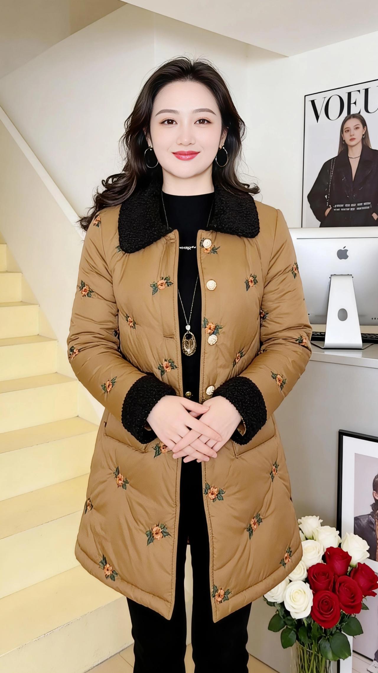 暖冬衣影
 
冬日的光线漫过米黄色的楼梯，在衣料上揉出温柔的弧度。驼色棉服似撷了