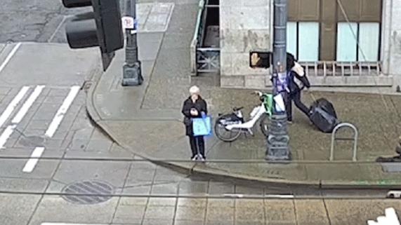 【西雅图惯犯持带螺丝木棍袭75岁老人 致其右眼永久失明】12月5日，美国西雅图市