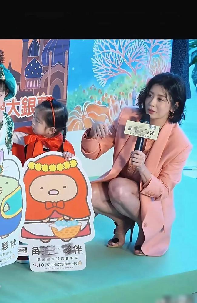 贾静雯那身肉色风衣配透明高跟鞋的造型，确实亮眼。
 
别扯天生丽质了，她蹲下时的