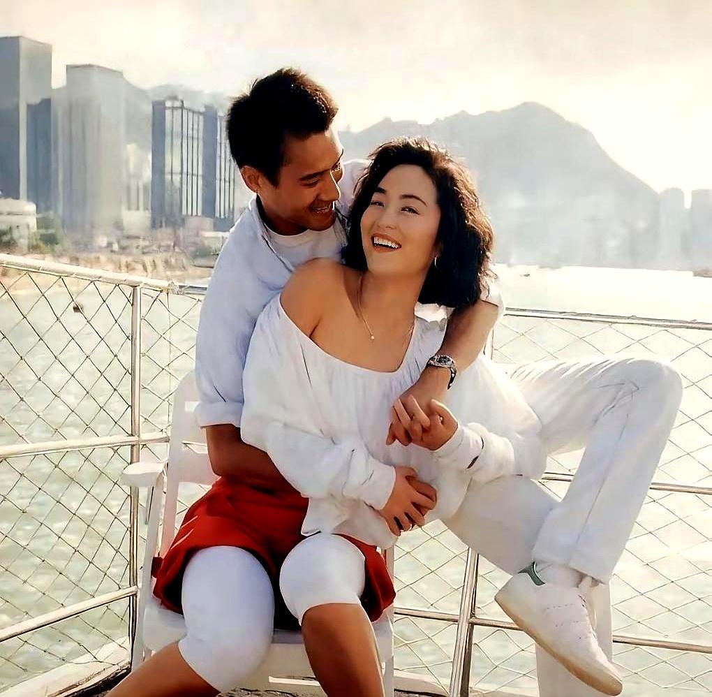 你敢信？71岁林青霞穿人字拖蹲路边吃牛杂，转身回11亿飞鹅山豪宅写书法！
上个