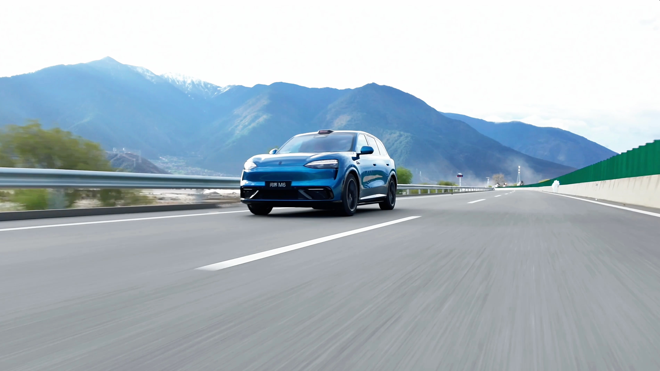 问界M6西藏高原续航实测预售订单突破十万，问界M6的成功绝非偶然。如今的年轻人购