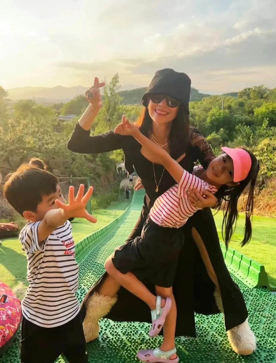 章子怡和女儿还有儿子在一起
这张三人合照，画面太棒了
满屏的快乐感，满屏的温馨与