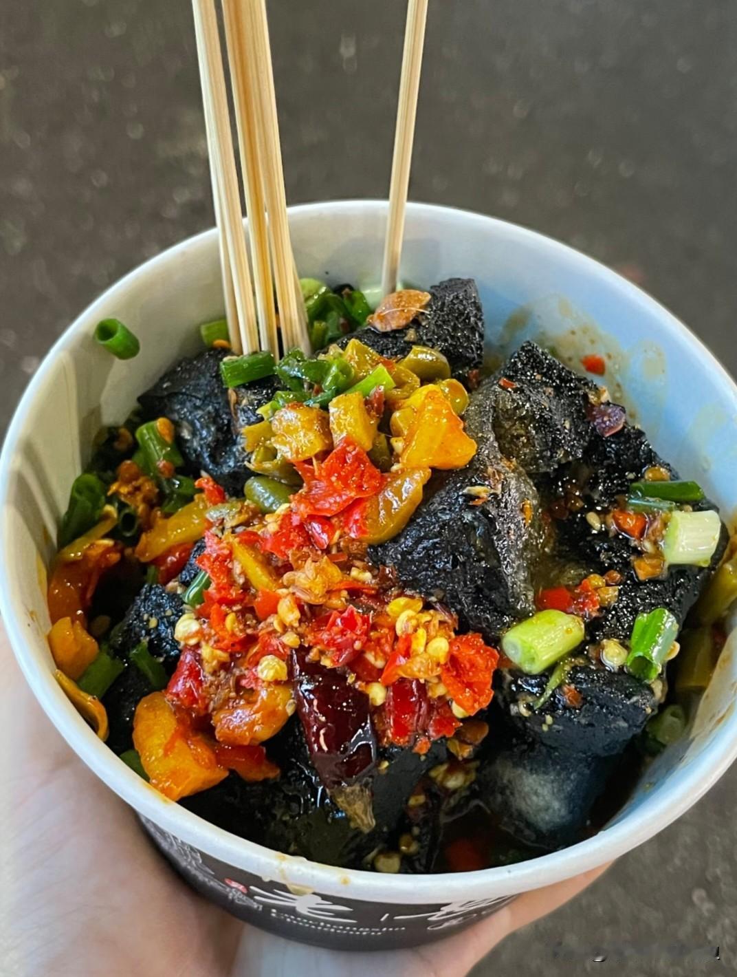 每次去夜市最喜欢的就是吃这个臭豆腐，一喽爆浆满满的幸福感。