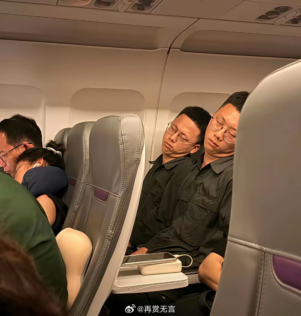 飞机上拍到的两个帅哥，怎么长得一模一样呢？ 