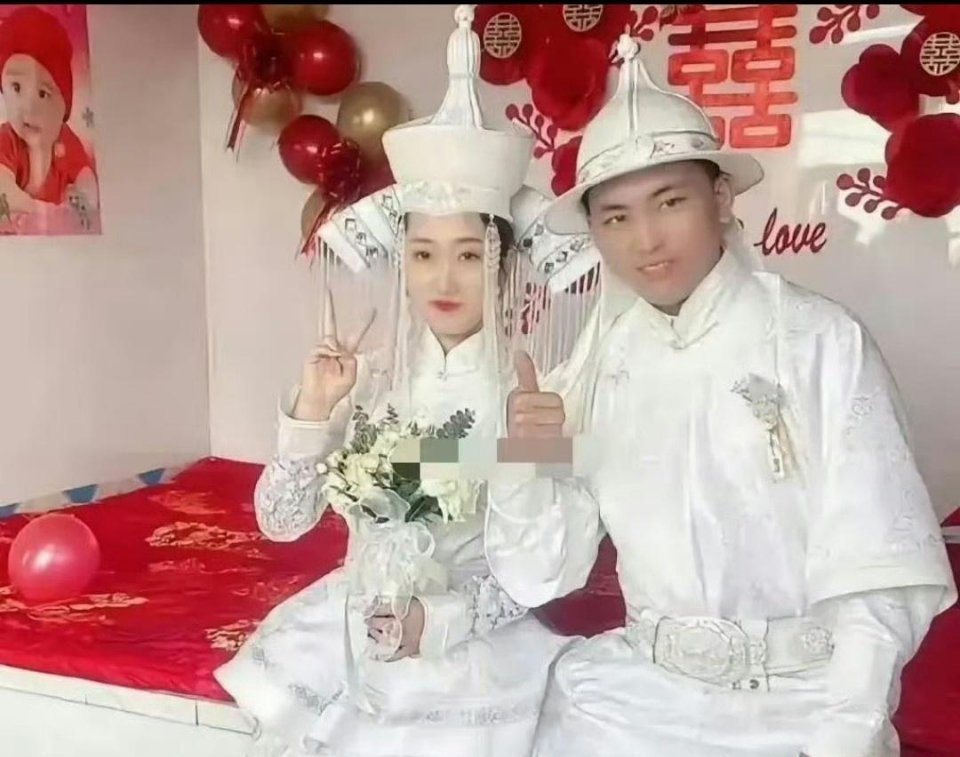 这是哪里的结婚礼服，好特别啊，看着不像国内的。 