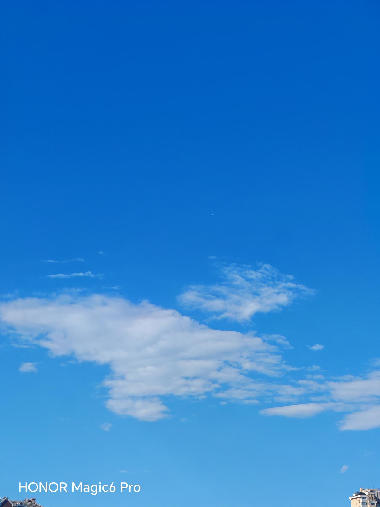 天空湛蓝，白云如海。北京通州天空之城打卡蓝天白云