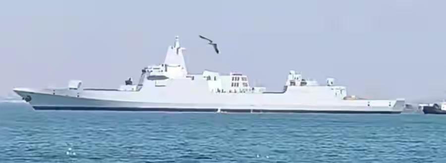 055型万吨驱逐舰是什么类型的舰艇
 
055型是中国海军：
 
第四代、万吨级