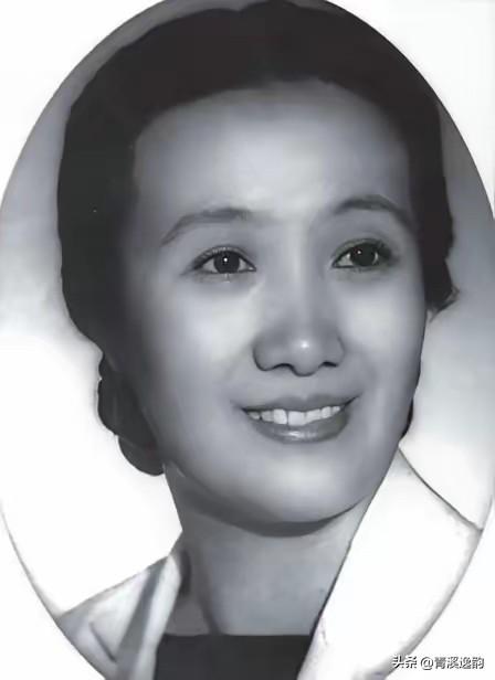 1949年，宋时轮受邀参加宴会，目光被一位身材较好的女子吸引。仔细一看，宋时轮顿