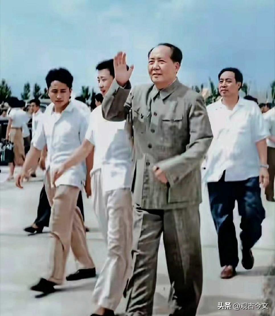 这张照片是1953年6月28日由摄影师吕厚明拍摄的。
毛主席前往北京朝阳区（原东