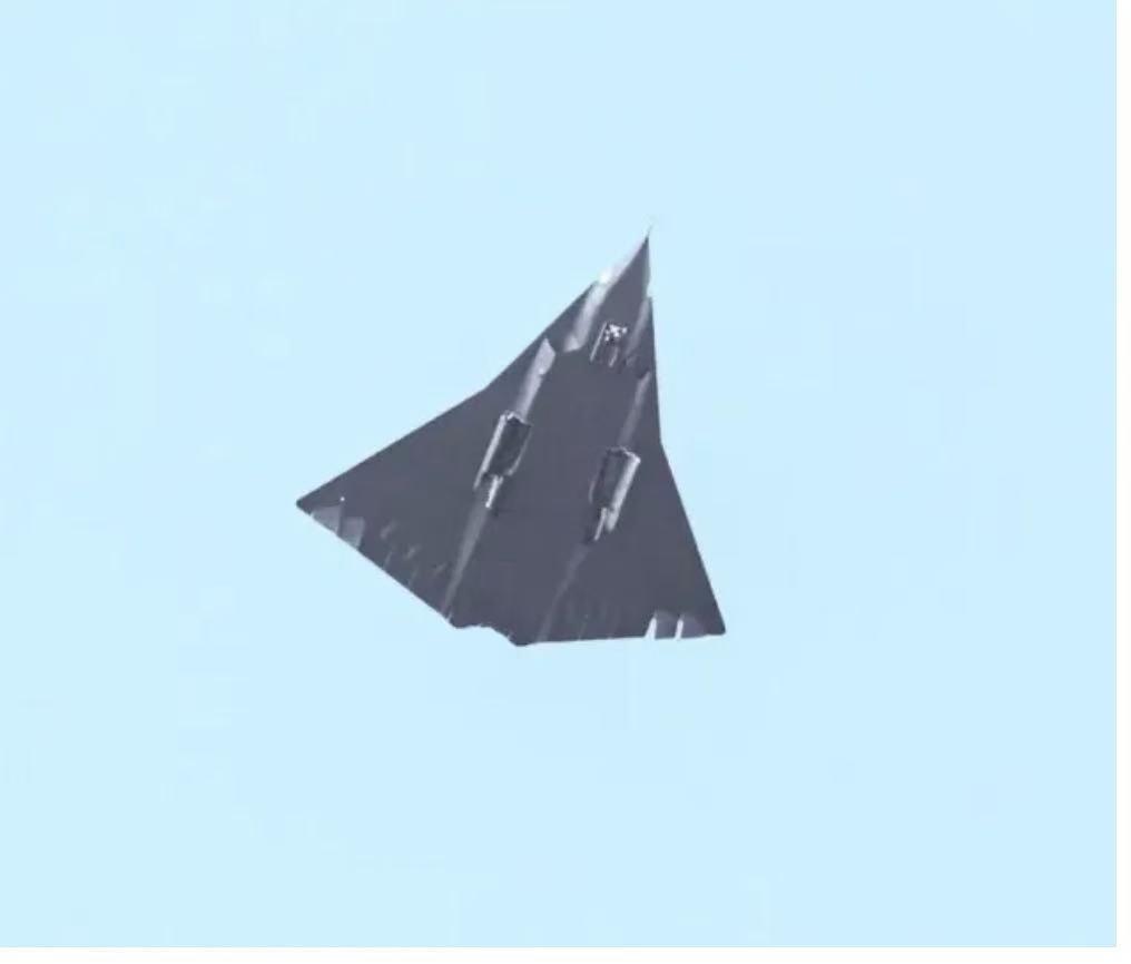 中美第五代航空发动机对比
 
目前，公认的第五代航空发动机核心标准是自适应变循环