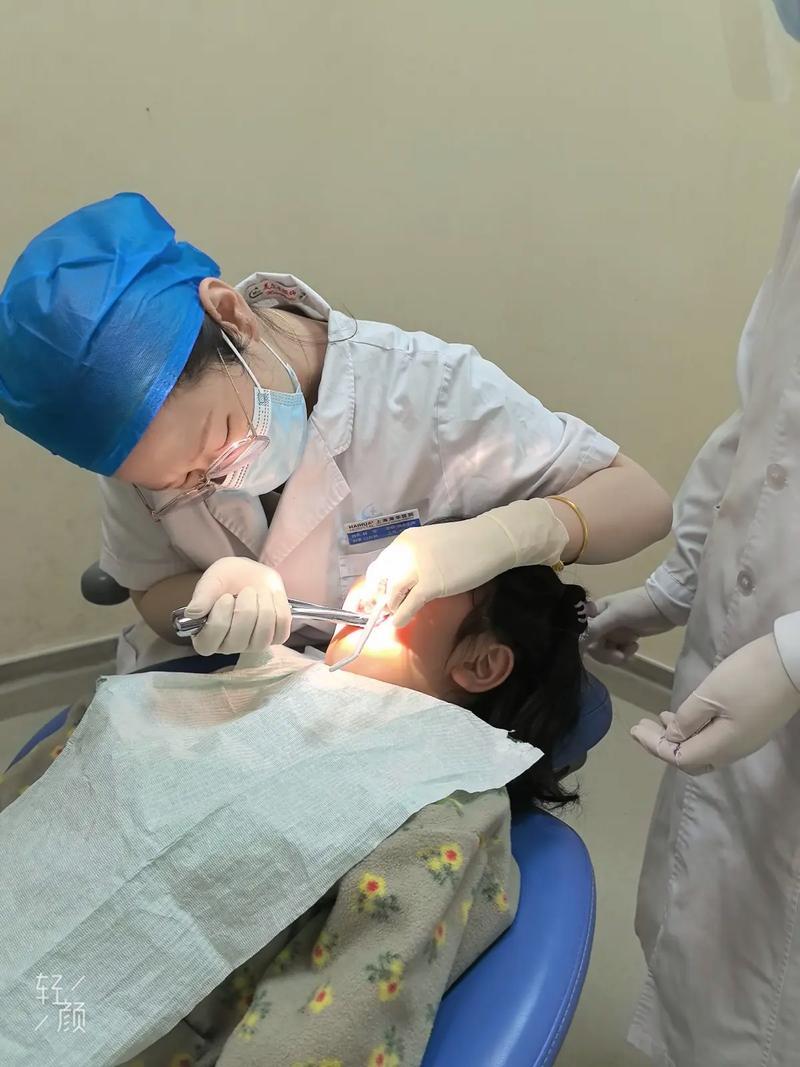 10岁女儿正畸日记第七篇：

上周六一大早就催女儿起床，带她去医院拔牙。

约的
