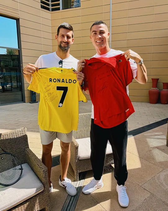 C罗德约科维奇合照，互换签名球衣
