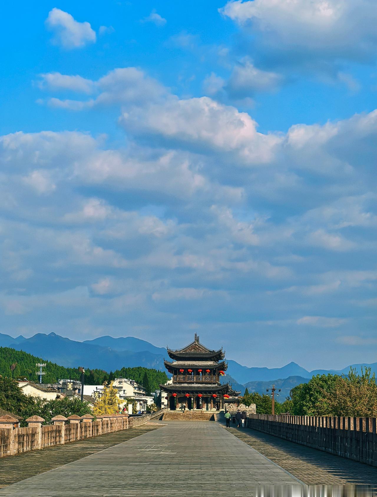 自驾到建德浪几天，严州古城没啥人，很舒服，沿新安江一路开到之江村再到下涯村，看田