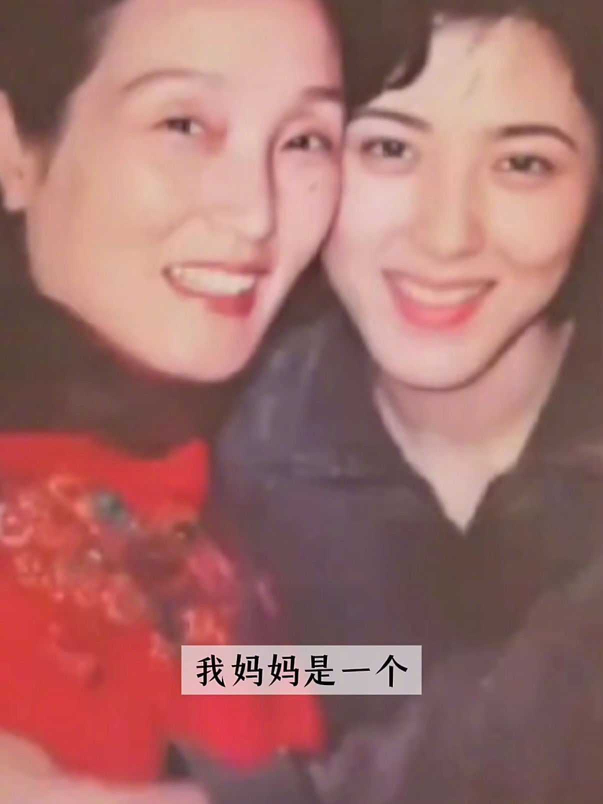 曾黎为76岁妈妈染发 曾黎的春节假期，主打一个走心陪伴！给76岁妈妈染头发，手法