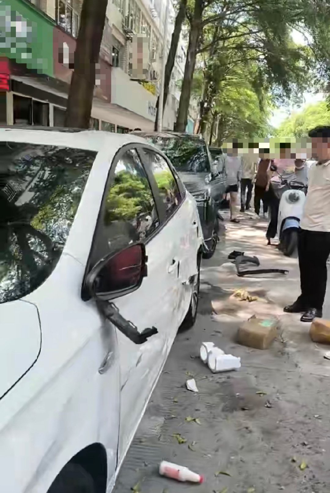 【玉林某东路口suv撞两辆路边车和快递员】5月28日，玉林市某东小区路口一辆su