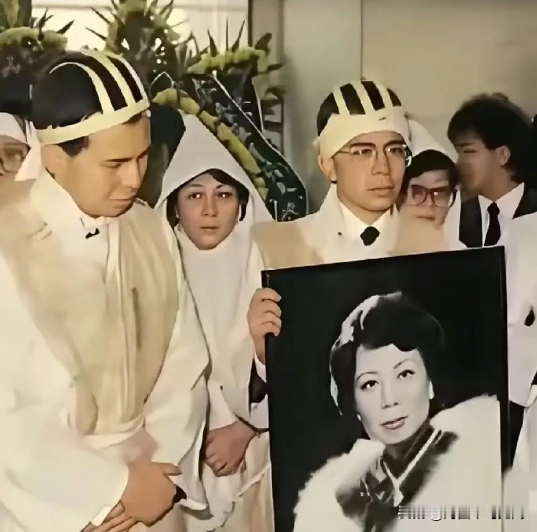 90年代，这是李嘉诚原配夫人庄月明葬礼现场的一张照片，画面中，两个儿子李泽钜和李
