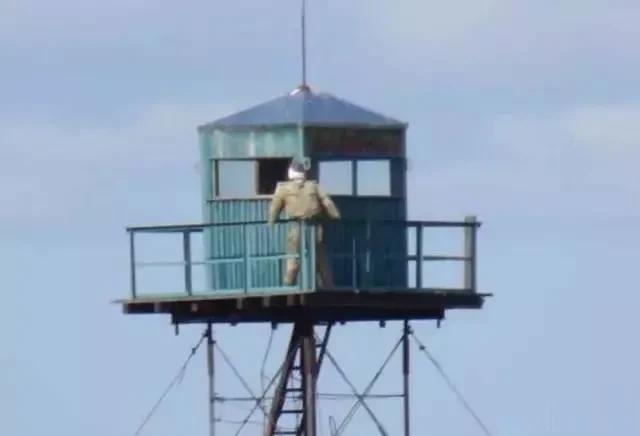 俄罗斯边境用稻草人站岗？看到中国军人的做法后，网友不淡定了！

边境线是一个国家