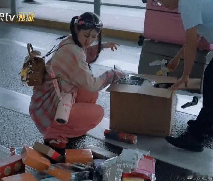 赵昭仪[超话]赵昭仪情绪好稳定的东北小孩被赵昭仪圈粉了！行李箱散落没半点不耐烦，