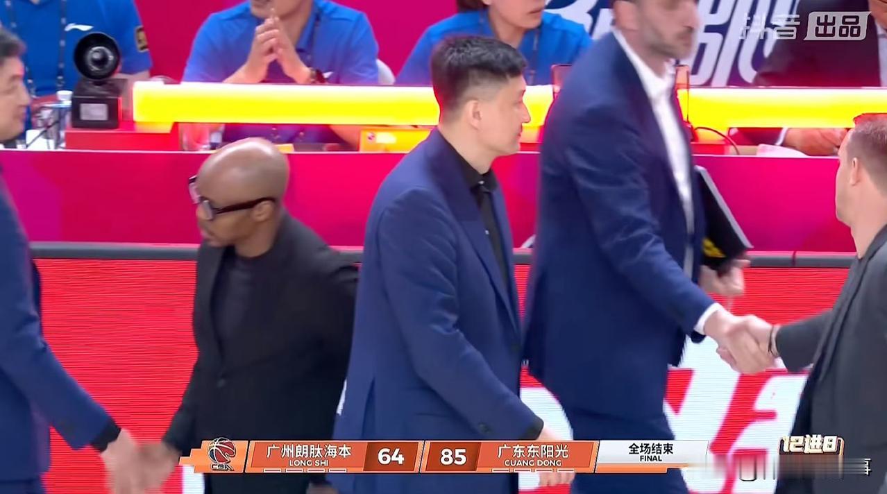 CBA季后赛12进8今晚进行了第二轮的争夺，首轮比赛主场爆冷惨败广州的广东男篮今